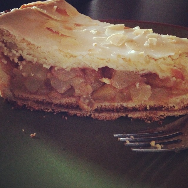Gedeckter Apfelkuchen. Because it's Sunday and it's good! #germany #applecake #expat
